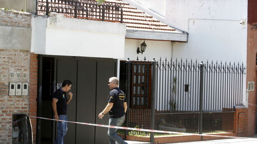 Casa incendiada en Quilmes. Dentro una familia había sido asesinada.