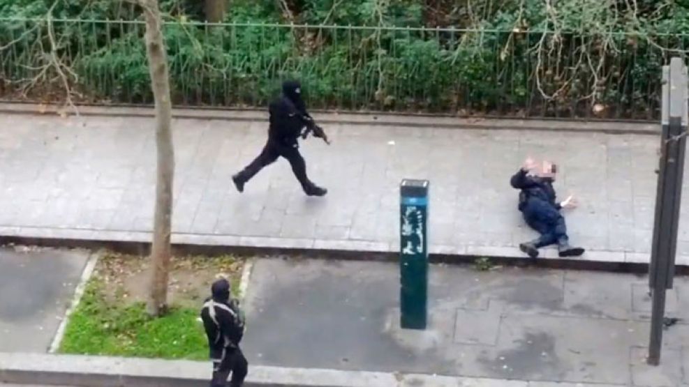 Los terroristas del Charlie Hebdo rematan a un policía herido antes de huir.