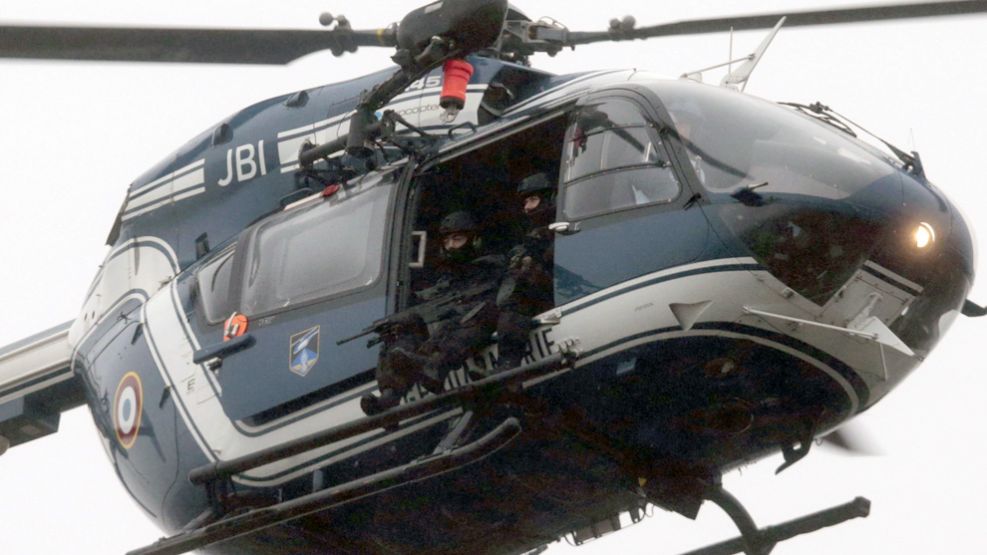 Los helicópteros de la gendarmería francesa participaron del operativo.
