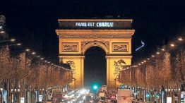 Dolor. Charb, el director asesinado y el homenaje de la ciudad de París a la publicación satírica.