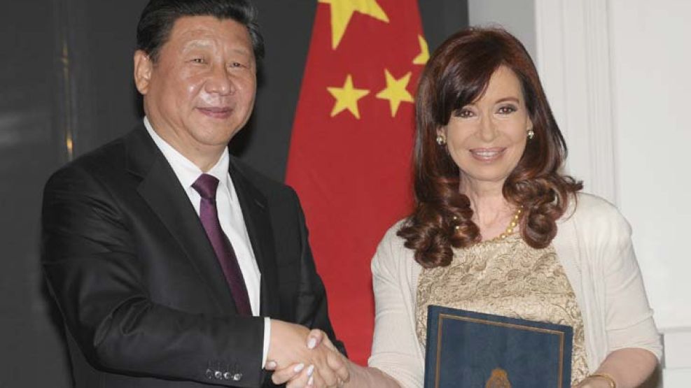 Cristina, con su par chino, luego de firmar el acuerdo de cooperación.