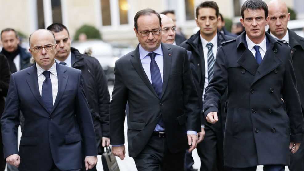 Mal trago. En el momento más crítico de su gestión, Hollande aseguró que será “implacable”.