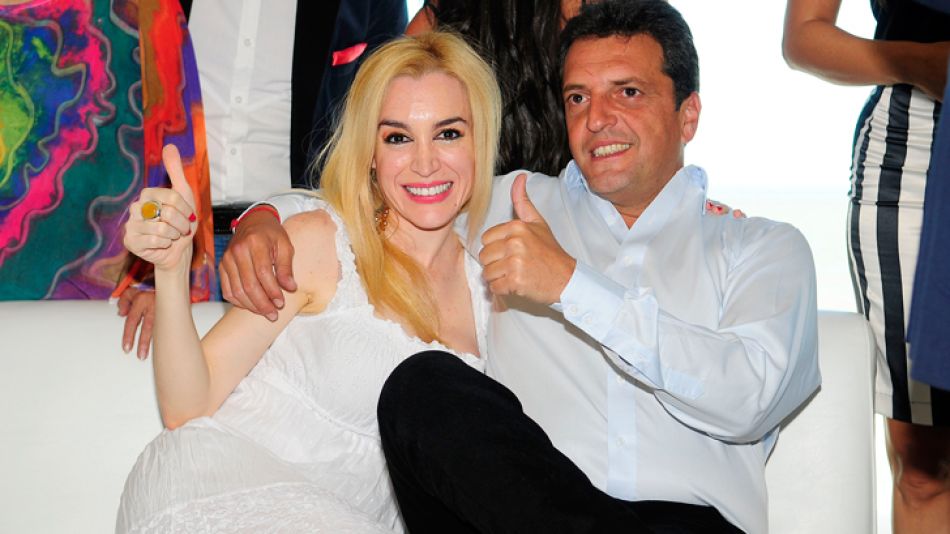 Fotogenica. Posó junto a Daniel Scioli en el stand de Clarín y desató un tsunami en el oficialismo. Massa se acercó a un evento para poder sacarse una foto con ella.
