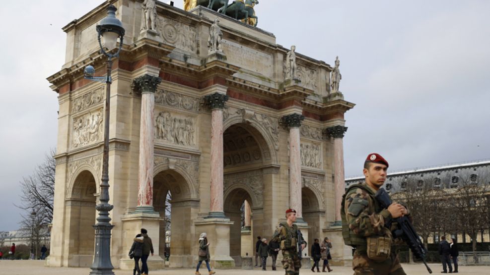 Maxima alerta. Tras las acciones terroristas fatales de esta semana, el emblemático Arco de Triunfo lucía ayer custodiado por decenas de militares.