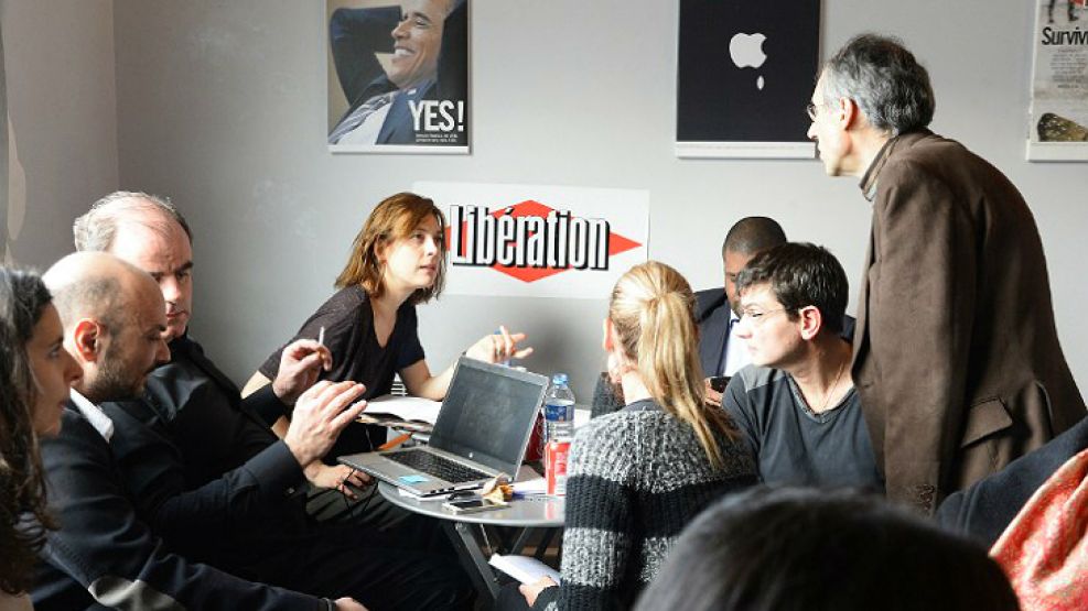 Los redactores e ilustradores de Charlie Hebdo, preparan el nuevo número especial en las oficinas de la redacción del diario Libération.