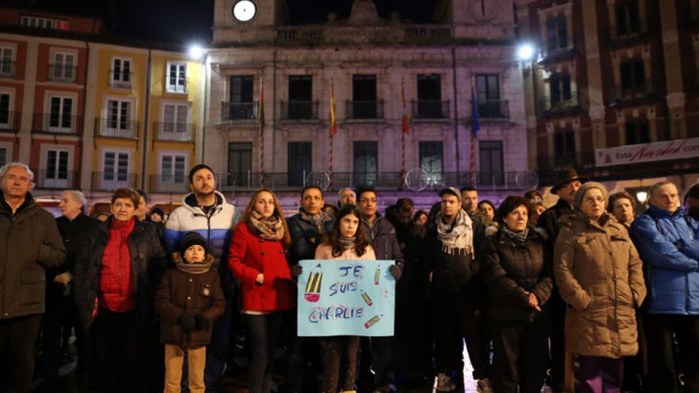 Manifestantes españoles en el parque central de Burgos