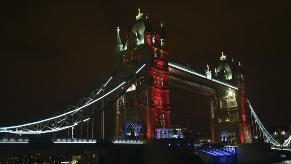 Tower Bridge de Londres, iluminado con los colores de la bandera francesa