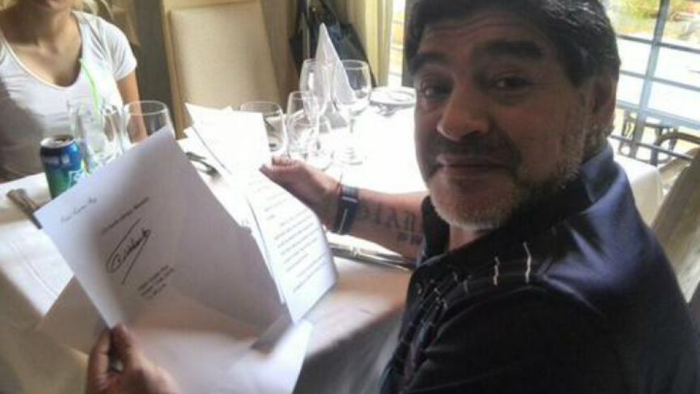 En medio de los rumores, Maradona muestra una carta de Fidel