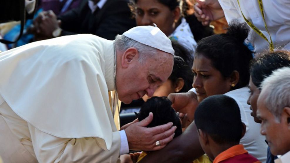 El Papa, durante su última jornada en Sri Lanka. Por el calor, debió descansar y suspender una actividad.