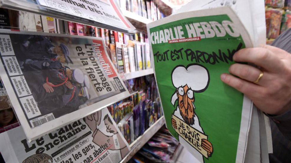 La nueva edición de Charlie Hebdo, rápidamente agotada de todos los kioskos parisinos.