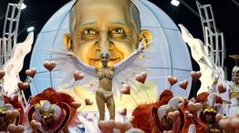 La figura del papa Francisco fue la temática elegida por la comparsa Ara Yevi para la edición 2015 del Carnaval de Gualeguaychú.