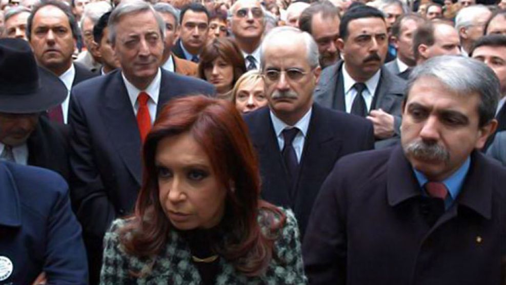 Cristina Fernández de Kirchner junto al entonces jefe de Gabinete Aníbal Fernández y el expresidente Néstor Kirchner en el aniversario por el atentado a la AMIA.