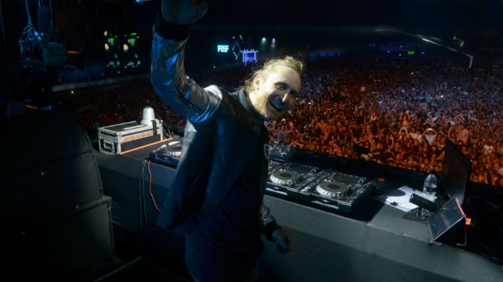 David Guetta abrió su show haciendo vibrar y saltar al público que colmó las instalaciones.