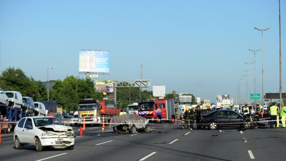 El choque se produjo a las 6 de la mañana a la altura del kilómetro 17 de la autovía, mano a Capital Federal.