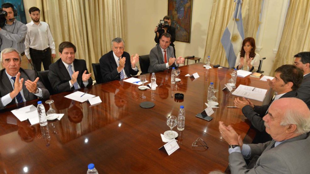 ANUNCIOS. Cristina Kirchner comunicó medidas con referentes del sector vitivinícola en Olivos.