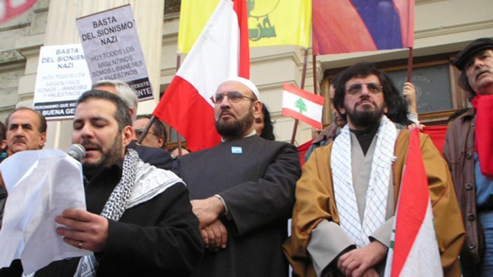 Discurso. Khalil (con micrófono) en un acto contra el “sionismo nazi”, junto a miembros de la comunidad islámica. 