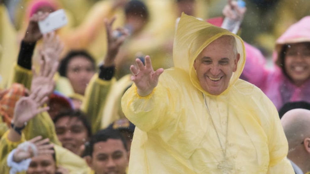 El Papa Francisco visitó Tacloban, donde se encontró brevemente con sobrevivientes.
