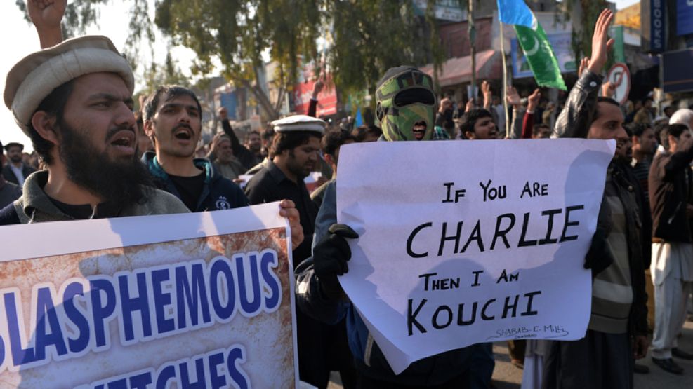 Rechazo. “Si vos sos Charlie, entonces yo soy Kouachi”, reza un cartel en una marcha en Pakistán.