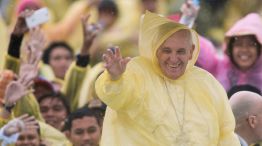 Mal tiempo. El Pontífice bajo la lluvia. Hoy cierra su visita al único país de mayoría católica de Asia, con 80% de fieles. 