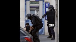 Militares. Los ejércitos europeos patrullaron las calles para evitar más ataques. Un delincuente, sin vínculos con los yihadistas, se entregó tras una toma de rehenes. 