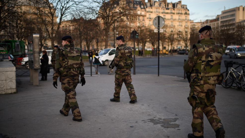 Militares. Los ejércitos europeos patrullaron las calles para evitar más ataques. Un delincuente, sin vínculos con los yihadistas, se entregó tras una toma de rehenes. 