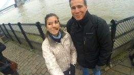 Una de las hijas de Nisman, junto a él durante un reciente viaje a Londres.