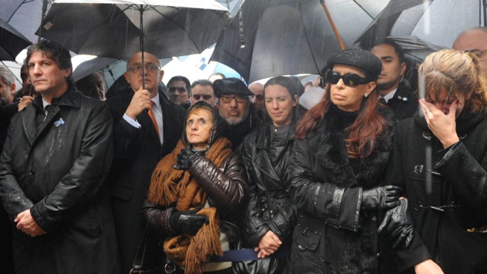 Amadou Boudou, Héctor Timerman, Cristina Kirchner y familiares de víctimas al ataque a la AMIA. Atrás se ubicaron Daniel Filmus y Carlos Tomada, en el acto por el atentado a la AMIA en 2011.