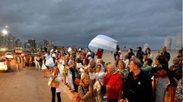 Los argentinos presentes en Playa Brava se unieron al unísono cantando el Himno nacional.