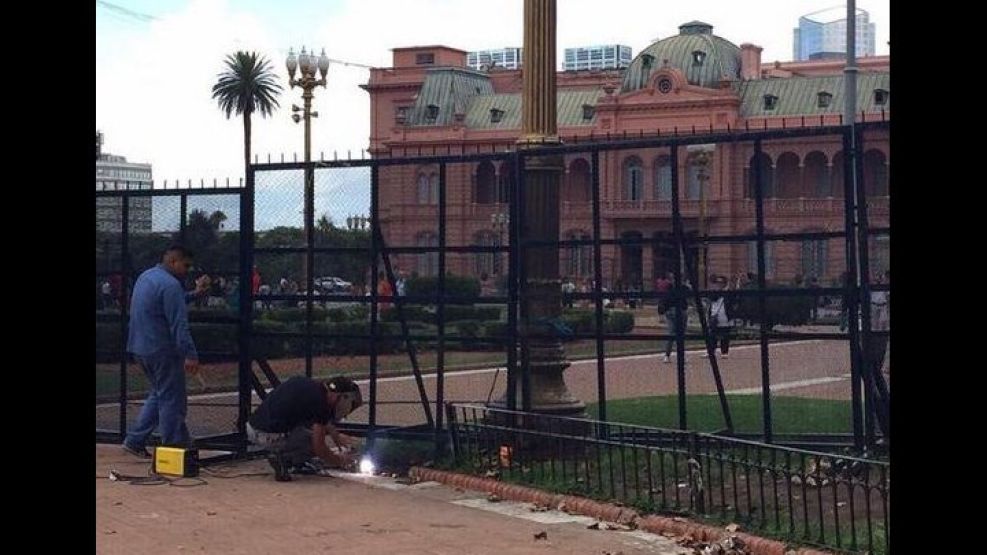 Plaza de Mayo. Con soldadura refuerzan el vallado.