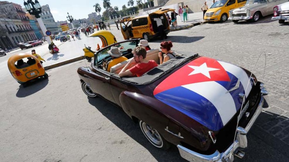 Postales habaneras. En la capital de la isla, miles de cubanos viven del turismo y se las ingenian para atraerlo. Muchos otros anhelan salir del país: es una verdadera odisea.