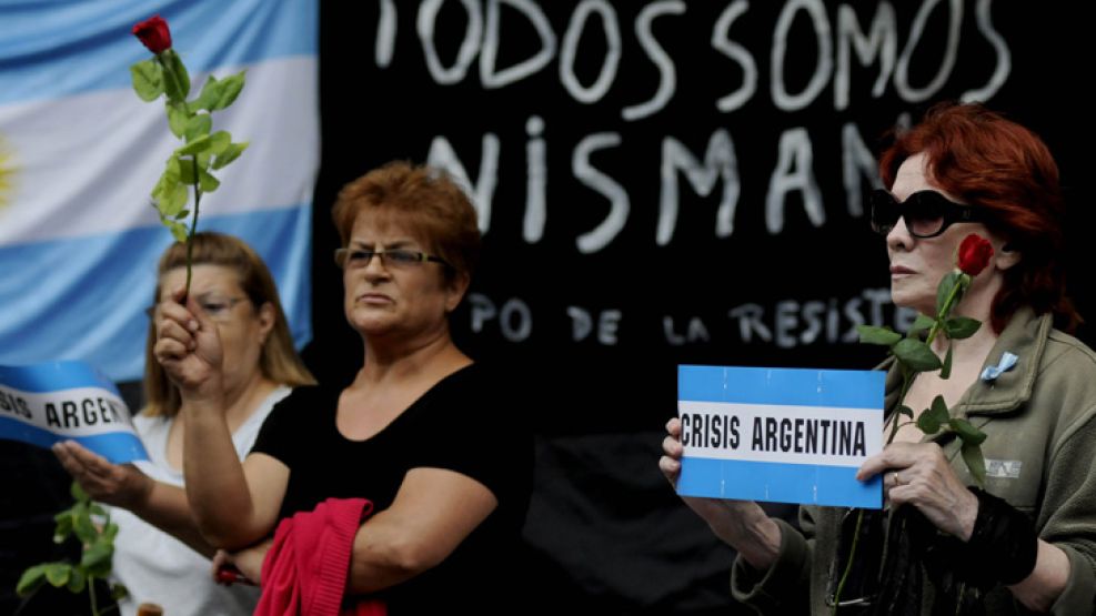 Según informaron allegados a la familia y miembros de la comunidad judía, Nisman será inhumado mañana a las 9 en el cementerio israelita de La Tablada.