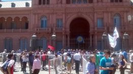 Muchos de los militantes que no pudieron ingresar al acto, aguardaron afuera de la Casa Rosada.