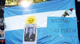 Nisman fue despedido con demostraciones de dolor, indignación y confusión. Frente al cortejo fúnebre, carteles y banderas argentinas homenajearon al fiscal.