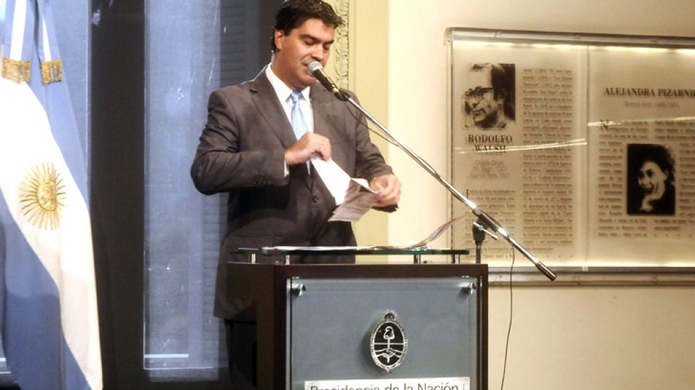 Capitanich rompe notas del diario Clarín en su conferencia en Casa Rosada.
