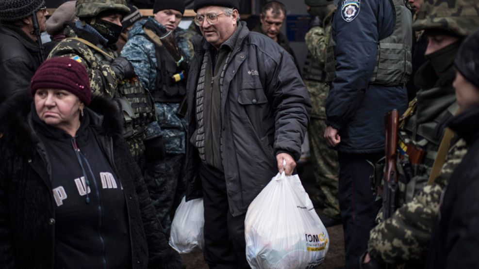 Emergencia. Pobladores de Debaltsev, una ciudad del este ucraniano sitiada por ambas fuerzas, reciben ayer alimentos. 