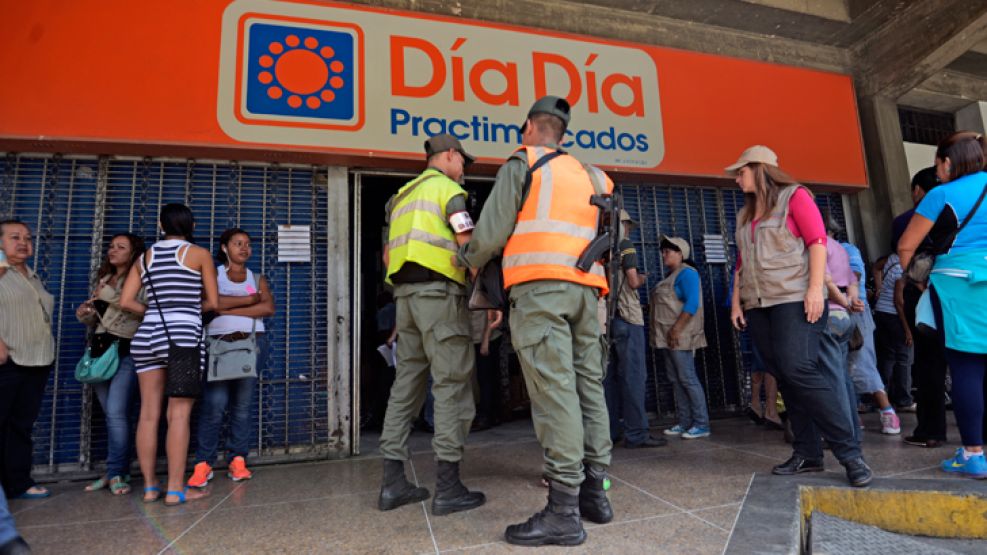 Militarizados. En Caracas, los uniformados inspeccionan comercios y detienen a sus dueños.