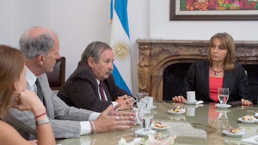 AMIA. La Procuradora busca un reemplazante para la fiscalía de Nisman. La oposición rechaza que asuma el control de las escuchas.
