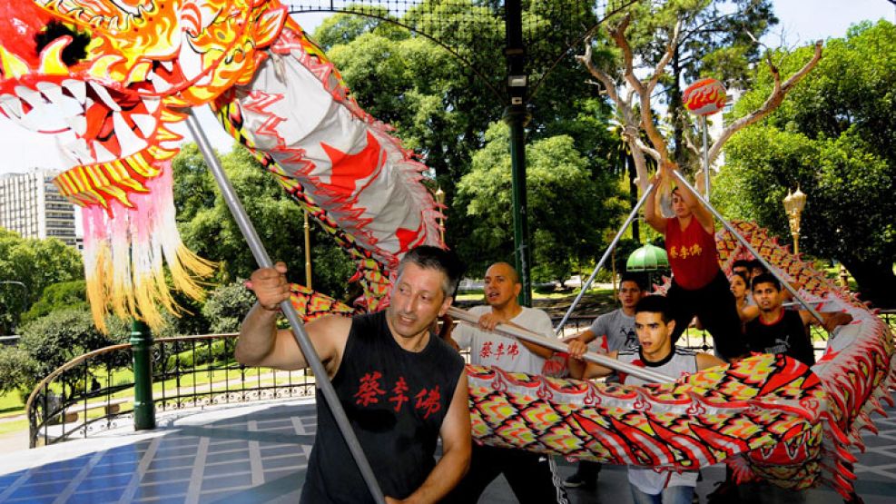 Práctica. Uno de los maestros del grupo (de negro) lidera a los bailares . Diez personas manejan el dragón, que representa la energía del cielo.