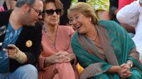 Sebastian Dávalos junto a su abuela, Angela Jeria, y su madre, la presidenta Michelle Bachelet.