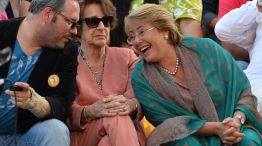 Sebastian Dávalos junto a su abuela, Angela Jeria, y su madre, la presidenta Michelle Bachelet.