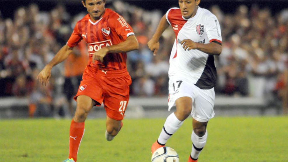 El chico y el debutante. Tévez conduce, Papa lo persigue. Almirón colocó de titulares a cinco de los recién llegados al club.