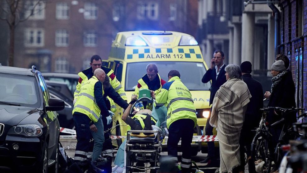 Emergencia. Uno de los heridos en el ataque al café de la capital danesa es retirado en camilla. 