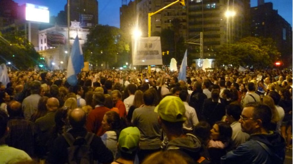 Manifestantes en apoyo al #18F en Córdoba.