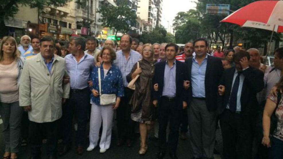 Sanz llegó a la movilización tras reunirse en el Comité Nacional de la UCR junto al auditor Leandro Despouy y el diputado nacional Mario Negri.