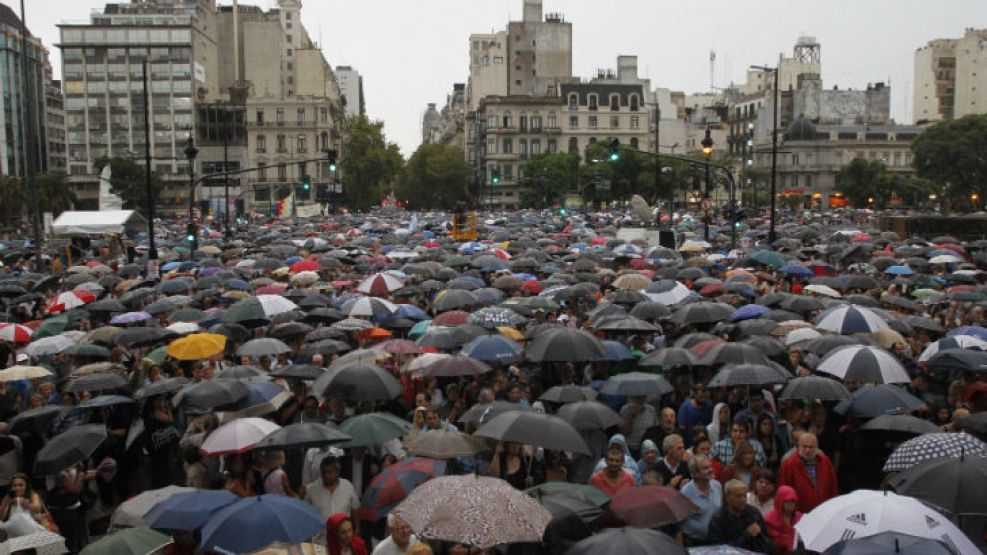 Una multitud se encuentra en la marcha en homenaje al fiscal Alberto Nisman