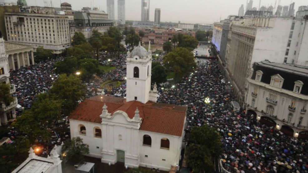 Una multitud se encuentra en la marcha en homenaje al fiscal Alberto Nisman