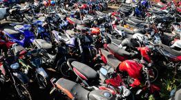 A la espera. Muchas de las motos son nuevas y están en buen estado. En muchos casos, debido a la acumulación de multas, sus dueños prefieren no reclamarlas.