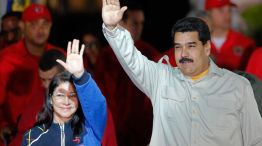 En pie de guerra. Maduro se mostró junto a su esposa, Cilia Flores, considerada su “doble comando” en el gobierno venezolano, y apuntó a los Estados Unidos.