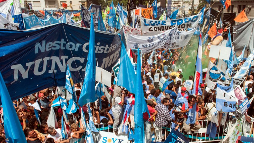 Ayer y hoy. Una multitud frente al Congreso en 2014. Este año esperan reunir 150 mil personas.