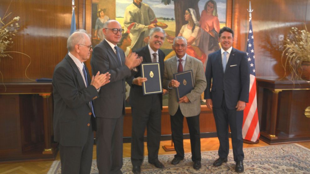 Convenio. Timerman y De Vido junto al jefe de la NASA, Bolden, y el embajador de EE.UU., Mamet.